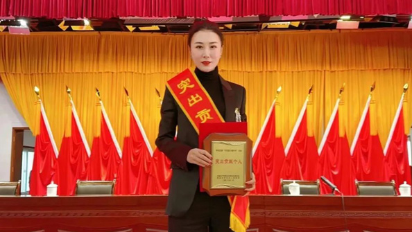 熱烈祝賀集團總經理張娟在李滄區(qū)“作風能力提升年”活動中，獲評“突出貢獻個人”榮譽稱號